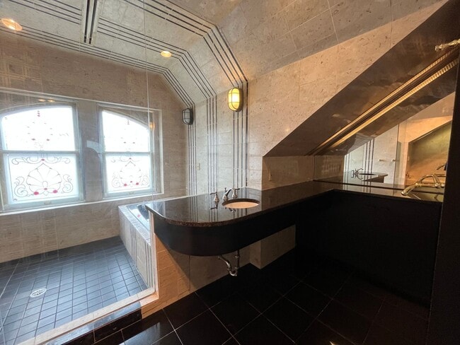 Building Photo - 200 W North Ave