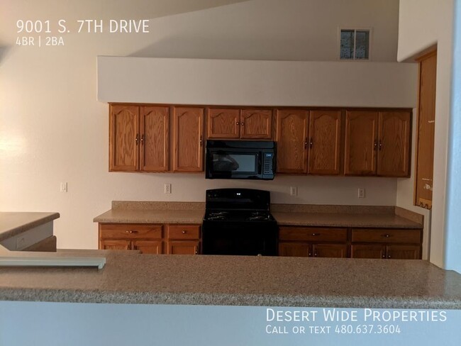 Building Photo - **COMING SOON** SPACIOUS 4 BED, 2 BATH HOM...