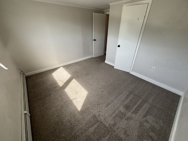 Building Photo - Bright & Spacious Apartment with Heat Included – Convenient Sanford Location!