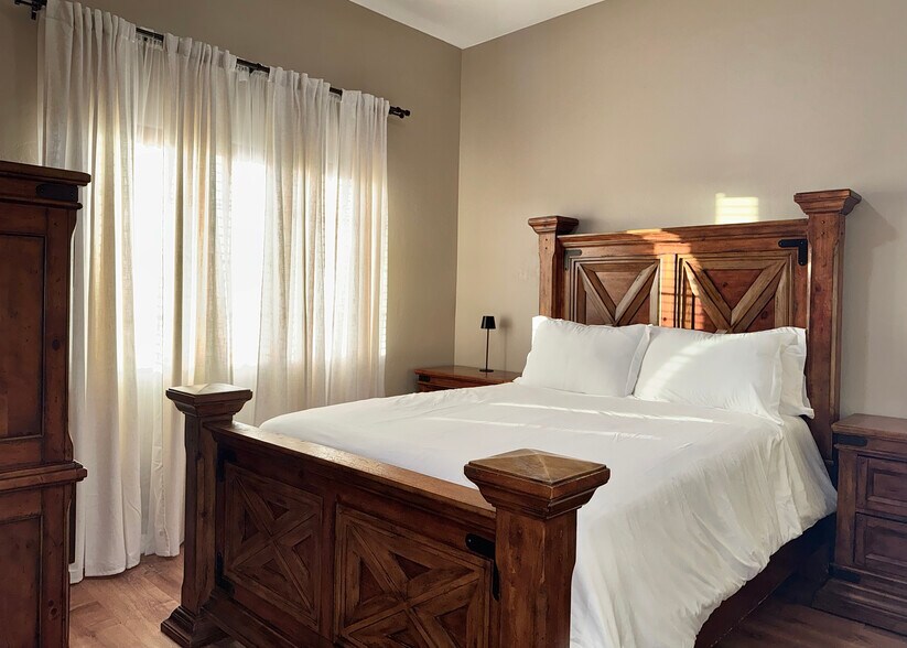 Building Photo - 2024 E River Rd