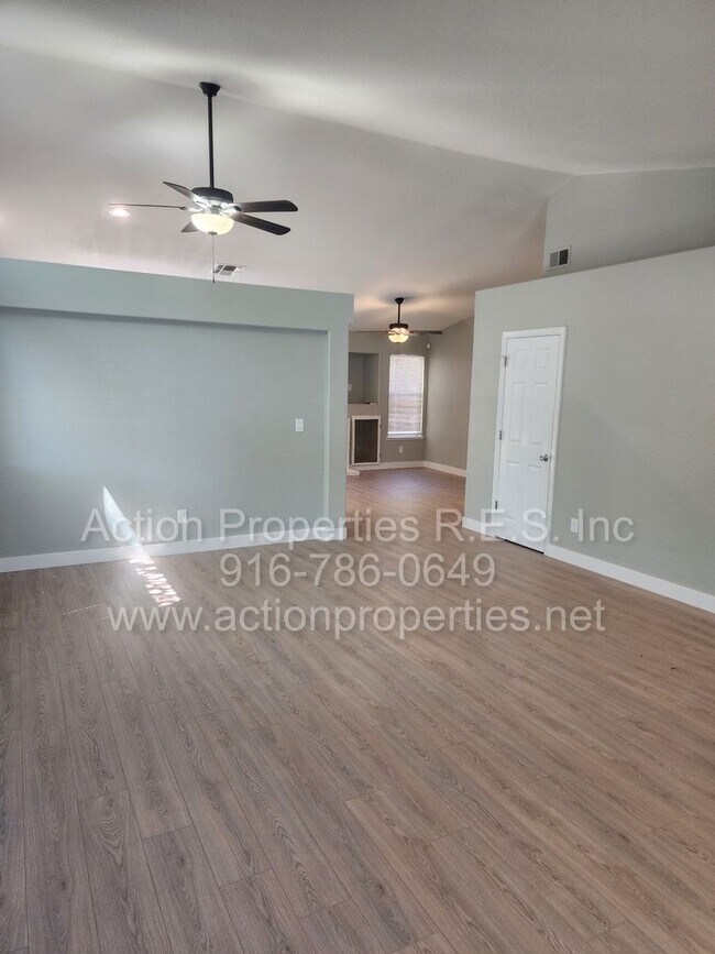 Building Photo - West Roseville 3 bedroom 2 bathroom 1406 sqft Three Car Garage Walking to Wood Creek High