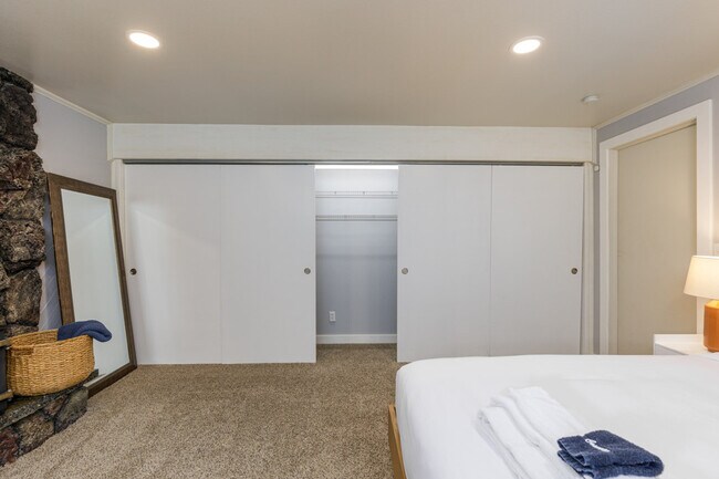 Building Photo - 1416 E Hollow Dale Dr