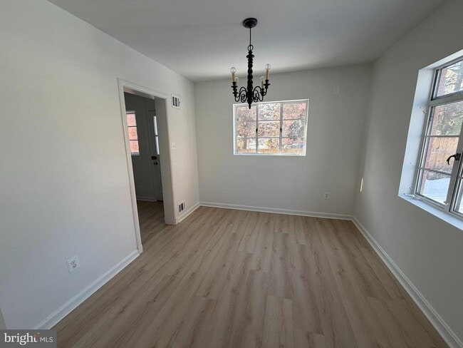 Building Photo - 1304 S Walter Reed Dr