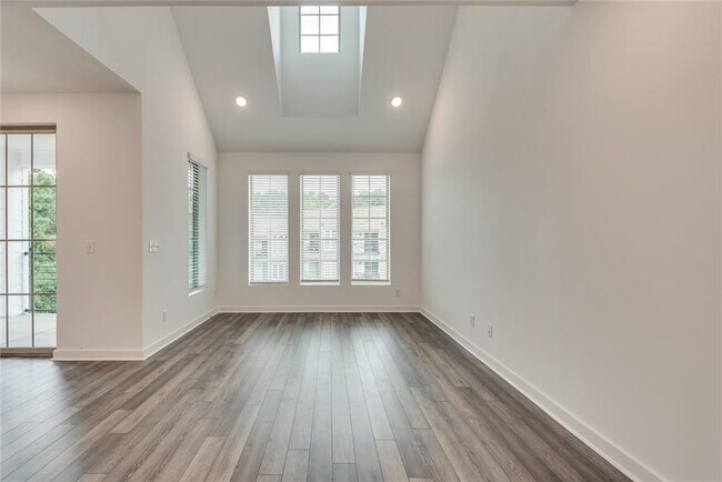 Building Photo - 513 Burton Dr