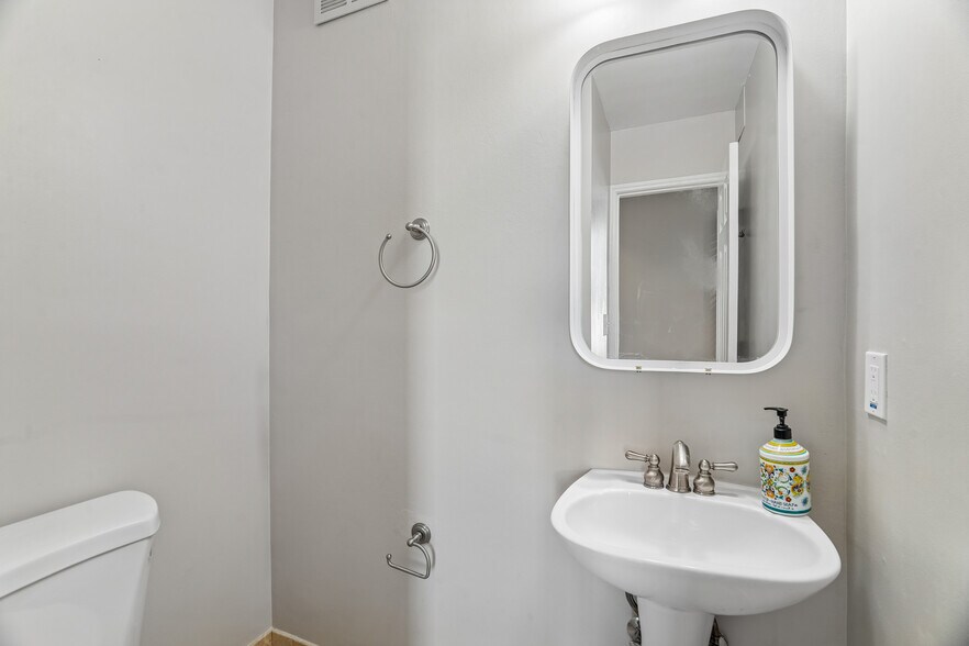 Building Photo - 1343 Q St NW