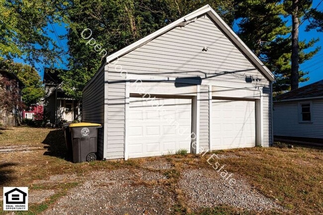 Building Photo - 1030 1/2 Lake Ave