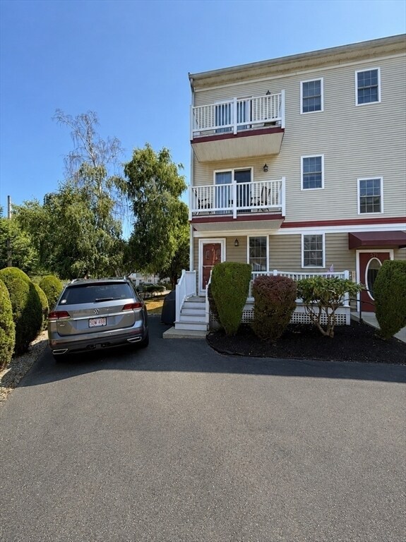 Building Photo - 571 Freeport St