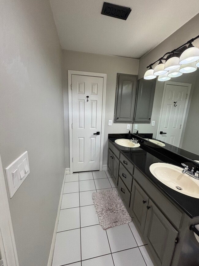 Building Photo - 4320 SW Gull Point Dr