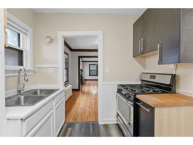 Building Photo - 2512 Dupont Ave S