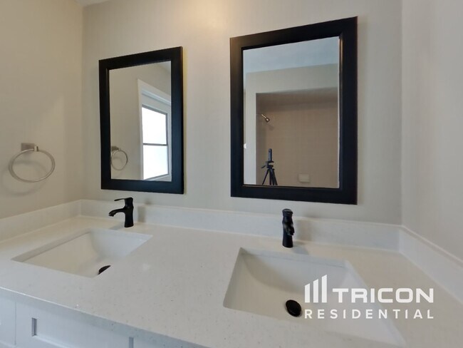 Building Photo - 528 Hamlet Dr