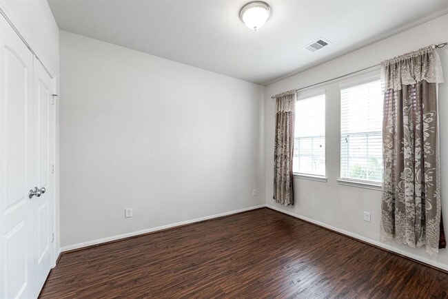 Building Photo - 7131 Pavilion Dr