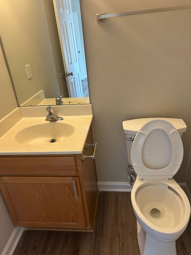 Building Photo - 3 bedroom/ 3 bathroom Townhouse
