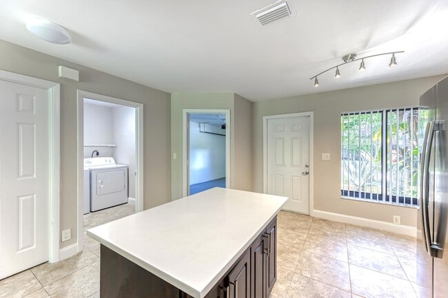 Building Photo - 660 Coventry St