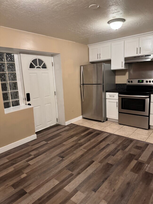 Building Photo - 1605 W Frankie Cir