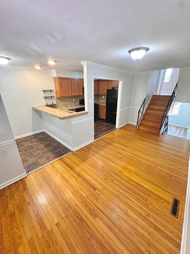 Building Photo - SUPER CLEAN THREE BEDROOM TOWNHOME