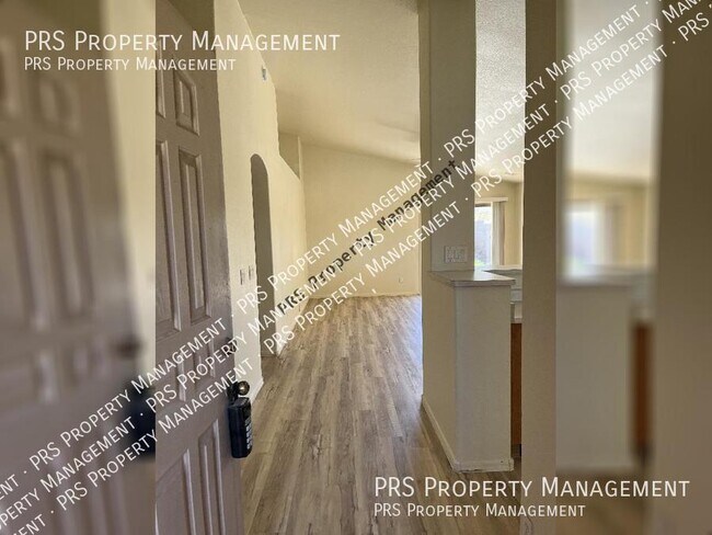 Building Photo - 1744 E Robin Ln