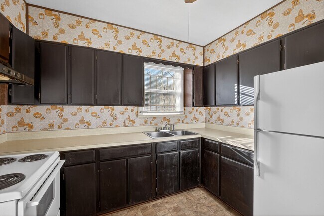 Building Photo - Spacious 3-Bedroom Corner Home with Garage & Private Courtyard