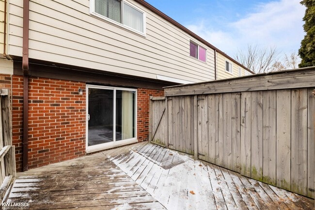 Building Photo - 8439 Hickory Dr