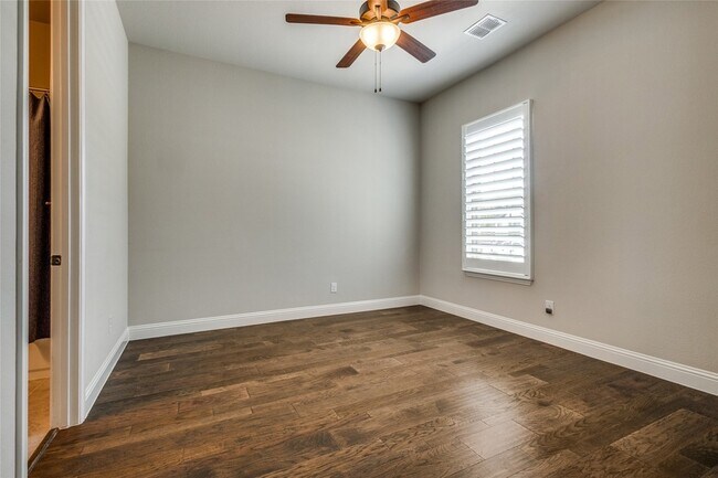 Building Photo - 11112 Lacey Oak Ridge