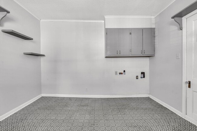 Building Photo - 2 bed/1 bath apartment
