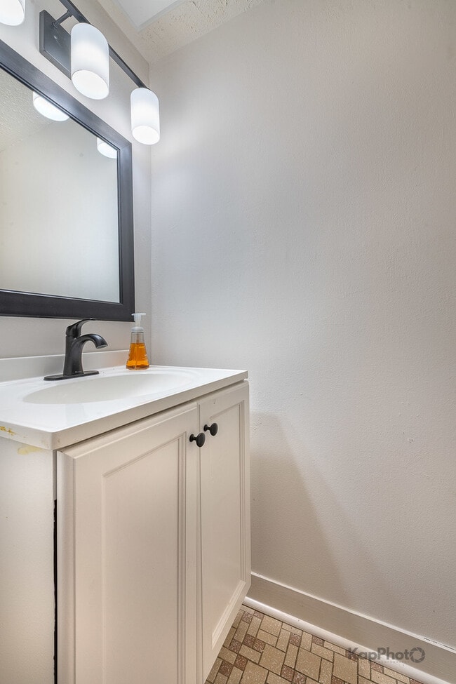 Building Photo - 8170 Northway Dr