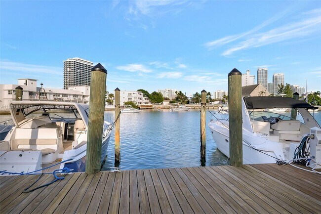 Building Photo - 6881 Bay Dr