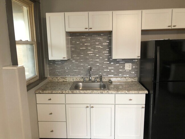 Building Photo - McKees Rocks / Sheraden / Windgap - 1 BR, 2nd floor Apartment - Section 8 Welcome!