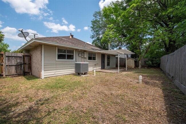Building Photo - 4035 Green Crest Dr