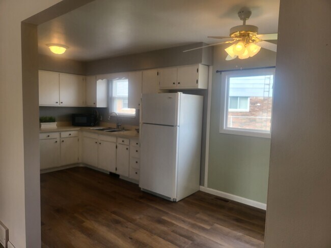 Nice eat in kitchen - 1777 Parkway Dr S
