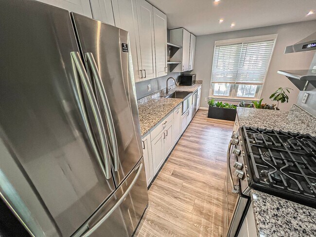 Building Photo - Sunny And Delightful 3 Bed 2.5 Bath Interior Townhome In Refreshing Newgate