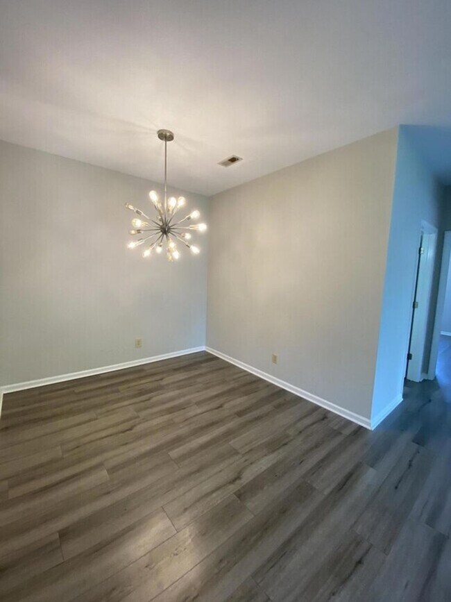 Building Photo - Beautiful Condo in Mount Pleasant!