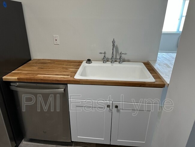 Building Photo - 292 Pequot Ave