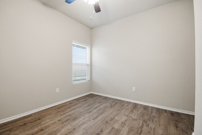 Building Photo - "Charming 3-Bedroom Retreat with 2 Baths in the Heart of New Braunfels!"