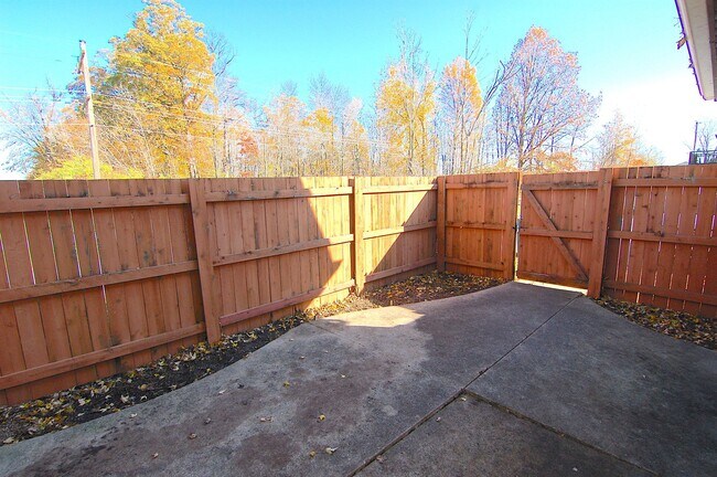 Building Photo - Spacious Updated 2 Bedroom 1.5 Bath Townhomes