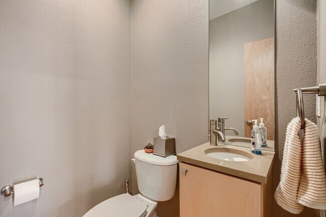 Building Photo - Breathtaking 2 bed, 3 bath Curtis Park Tow...