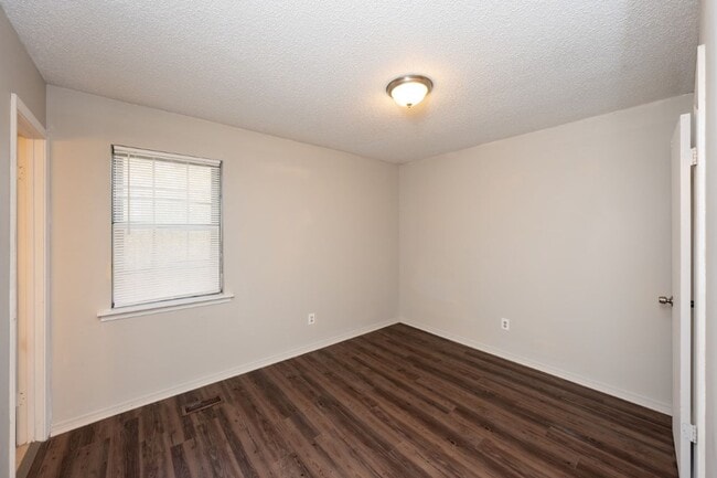 Building Photo - 581 Ridgewood Dr