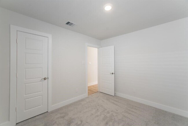Building Photo - 10626 Whitejacket