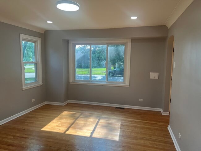 Building Photo - 9243 Lynwood Dr