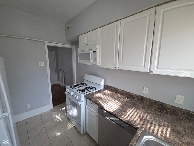 Building Photo - 1339 W Lee St