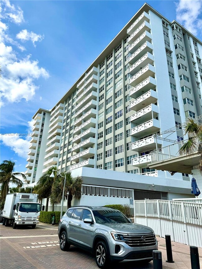 Building Photo - 3111 N Ocean Dr