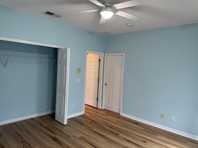 Building Photo - 420 Park Lake Dr