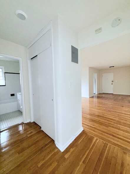 Building Photo - 403 Park Ave