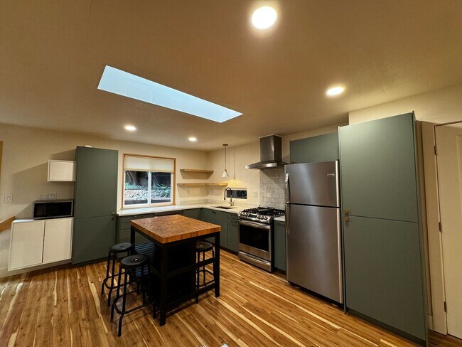 Building Photo - 1604 Square foot modern multi level home minutes from Occidental, storage, primary suite, large y...