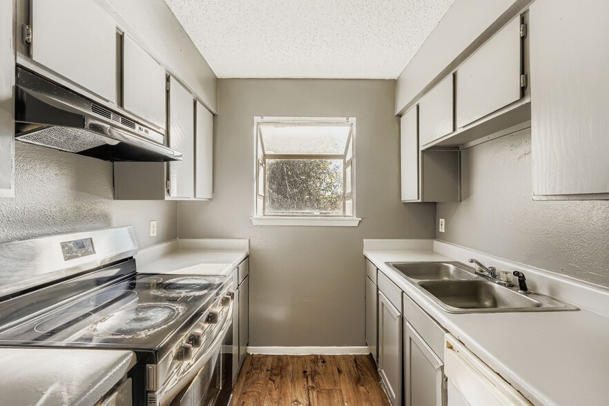 Building Photo - Room in Apartment on West Loop