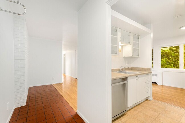 Building Photo - 632 13th Ave E
