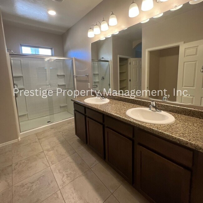 Building Photo - 3BD+Den/3BA Marana Home With Wonderful Community Amenities!