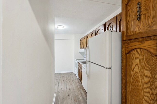 Building Photo - 1 Bedroom Condo Walking distance to Univer...