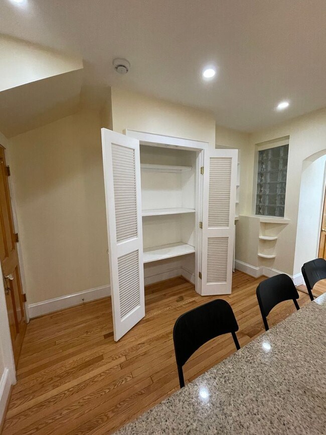 Building Photo - Charming 1928 Row Home for Rent with Modern Amenities — 3 Bedroom 2 Full Bath w/ 2 Half Baths, 2 ...