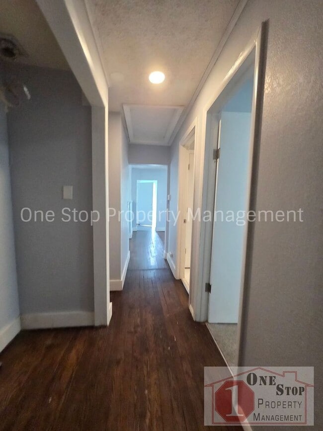 Building Photo - Beautiful 4 Bedroom 2 Bathroom in Kansas City!