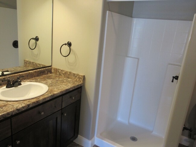Building Photo - 3 Bed 2.5 Bath -Newer town home living in ...